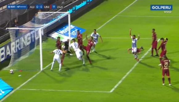 Alianza Lima vs. Universitario: balón impactó en la mano de Denis pero Diego Haro no cobró penal | Foto: Captura