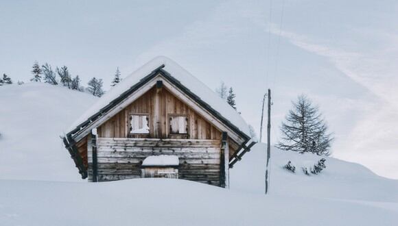 Un anciano estaba dispuesto a pasar el invierno bajo la nieve que cubrió por completo su vivienda. (Foto: Pexels/Referencial)