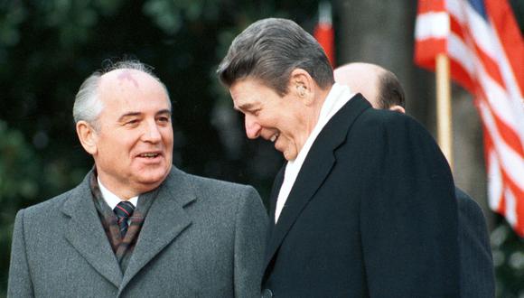 Mijail Gorbachov y Ronald Reagan bromean durante una ceremonia en la Casa Blanca en 1987. (REUTERS).