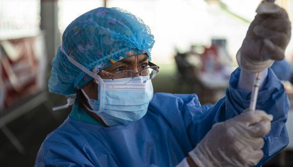 Un trabajador de la salud se prepara para inocular con una dosis de la vacuna contra el COVID-19. (Foto: ERNESTO BENAVIDES / AFP)