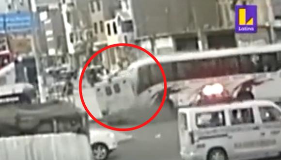 San Juan de Lurigancho: bus impacta a toda velocidad contra ambulancia que  trasladaba en su interior a una paciente | VIDEO RMMN | LIMA | EL COMERCIO  PERÚ