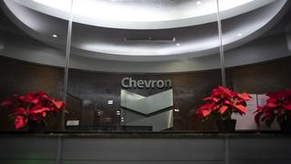 Venezuela y Chevron firmaron contratos para continuar la producción petrolera