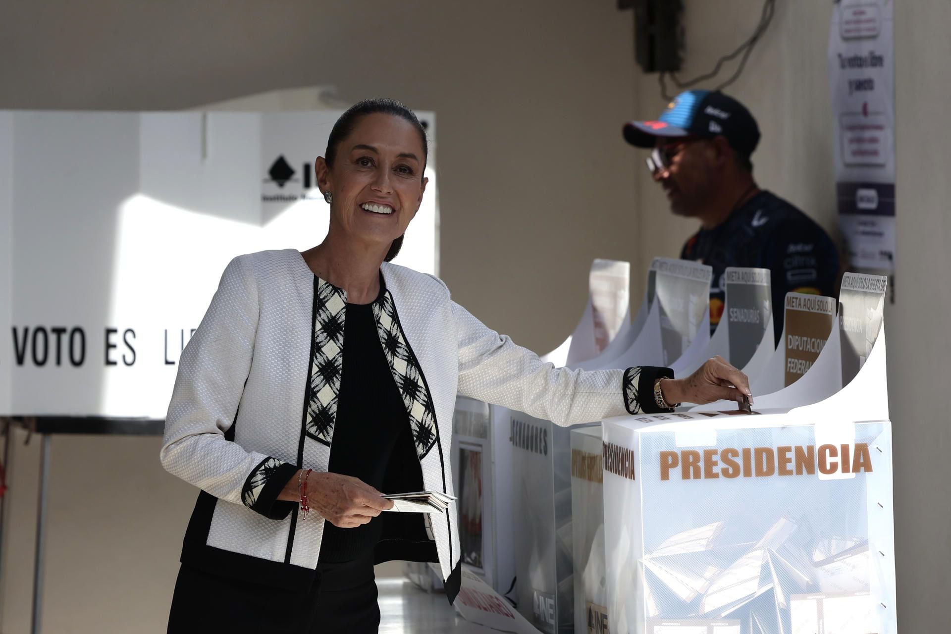 Claudia Sheinbaum vota en las elecciones generales mexicanas de este domingo 2 de junio en un colegio en la Ciudad de México. (EFE/ José Méndez).