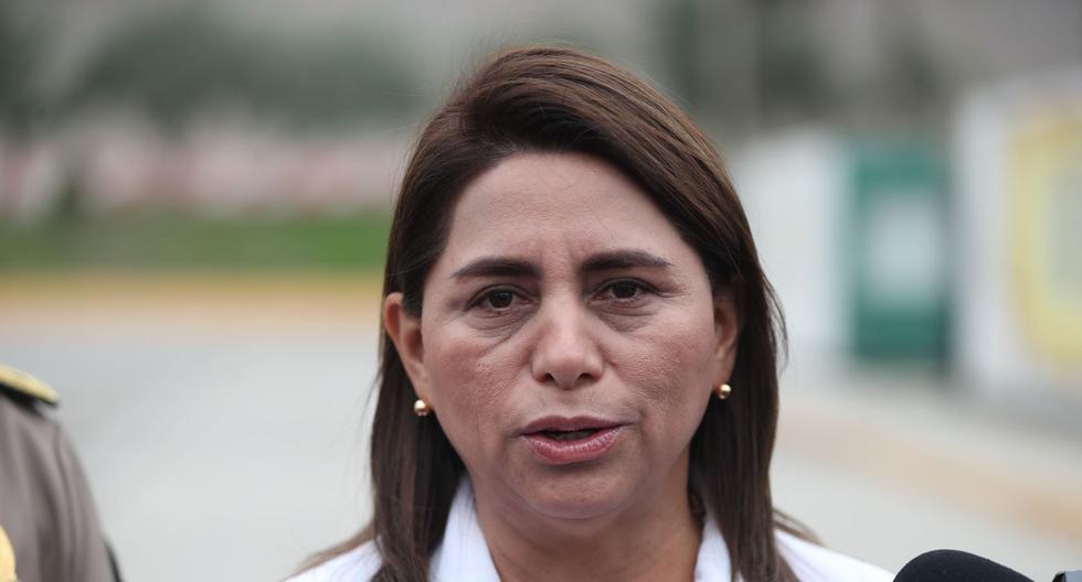 Rosa Gutiérez, ex ministra de salud, acudió a la Fiscalía este martes para brindar declaraciones sobre actos irregulares en EsSalud. Foto: Andina.