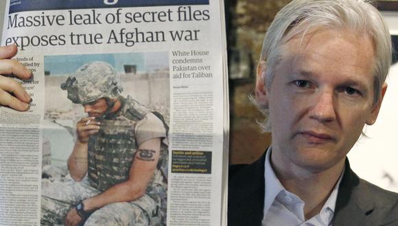 El 26 de julio del 2010, Julian Assange sostiene la portada de un diario sobre la filtración de documentos militares de Estados Unidos relacionados con crímenes en Afganistán. (Reuters).