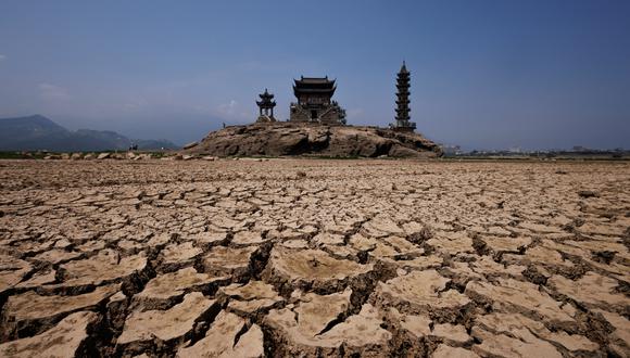 Una pagoda se ve a lo lejos en una isla que normalmente está sumergida, pero que ahora se ve afectada por las sequías. En China. Agosto del 2022. REUTERS
