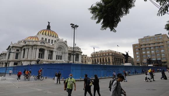 Aunque el billete verde en México se ha fortalecido en la semana, aún muestra un desempeño negativo respecto a julio. (Foto: AP)