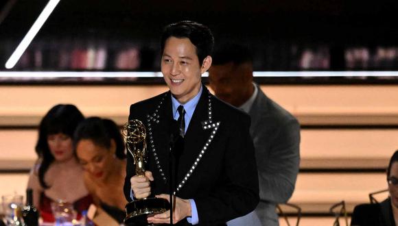 El actor surcoreano Lee Jung-jae acepta el premio a Mejor actor principal de serie dramática por "El juego del calamar" ("Squid Game") en la 74 entrega del Emmy.
