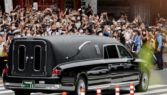 Vehículo que transportaba el cuerpo del difunto ex primer ministro japonés Shinzo Abe. (REUTERS/Issei Kato)