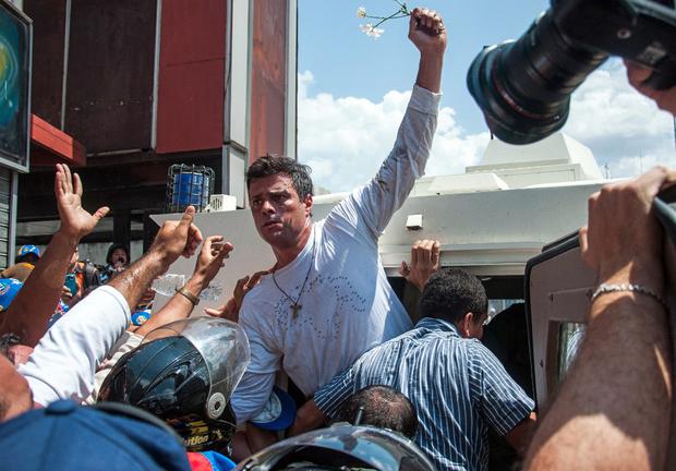 El líder de Voluntad Popular, Leopoldo López, fue arrestado el 18 de febrero del 2014 acusado de incitar a la violencia durante las masivas protestas que tuvieron lugar dicho año. (Foto: Cristian Hernandez / AFP / Archivo) 