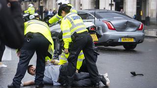 Manifestante provoca choque del auto de Boris Johnson cuando salía del Parlamento | FOTOS