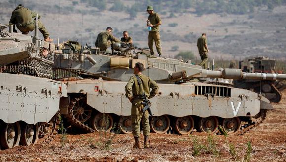 Soldados israelíes participan en un simulacro militar a bordo de tanques Merkava cerca de la frontera con el Líbano en la región de la Alta Galilea en el norte de Israel el 24 de octubre de 2023 en medio de un creciente fuego transfronterizo entre Hezbolá e Israel | Foto: JALAA MAREY / AFP