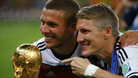 Podolski se tomó 'selfies' con la Copa del Mundo