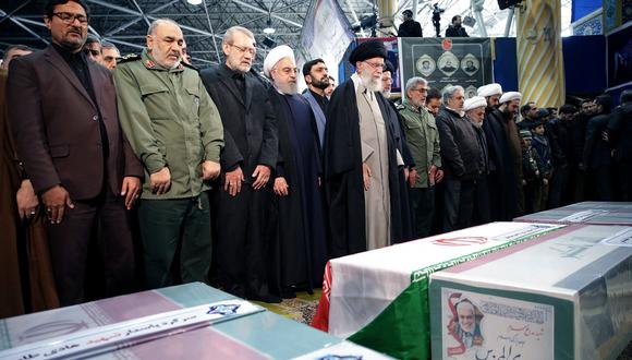 El ayatola Alí Jamenei llora y reza por Qasem Solaimani, el general asesinado por Estados Unidos. (Reuters).