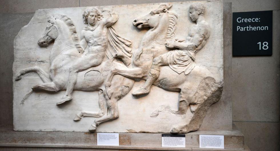 Los visitantes ven los Mármoles del Partenón, también conocidos como Mármoles de Elgin, en el Museo Británico de Londres el 9 de enero de 2023. (DANIEL LEAL / AFP).