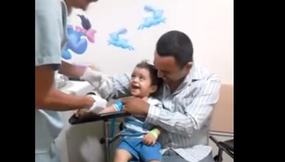 Viral para reír: Un niño se carcajea al recibir inyección