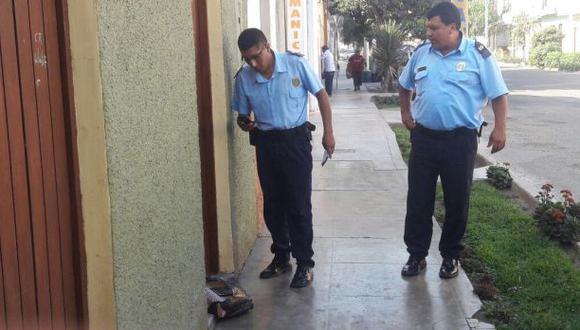Extorsionadores dejaron una granada de guerra y una paloma muerta en la puerta de la casa de Luis Alfonso López. (Foto: El Johnny Aurazo / El Comercio)