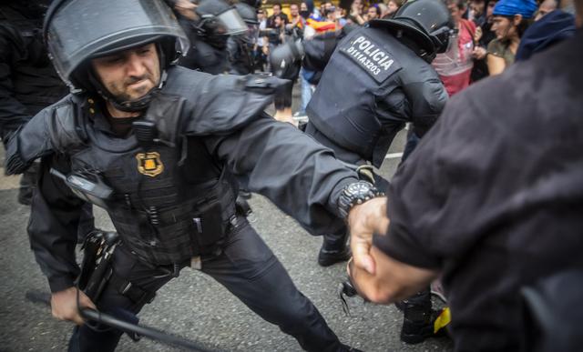 La policía trata de desalojar a manifestantes independentistas que ocuparon el aeropuerto El Prat de Barcelona el lunes: (Foto: Angel Garcia/Bloomberg).