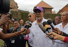 Expresidente de Surinam acusado de ordenar el asesinato de 15 opositores visita el cuartel del caso