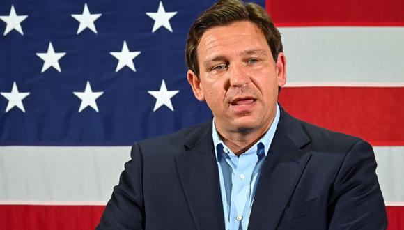 El gobernador de Florida, Ron DeSantis, hace campaña para la reelección en Hialeah Park Clubhouse, el 7 de noviembre de 2022. (Eva Marie UZCATEGUI / AFP).