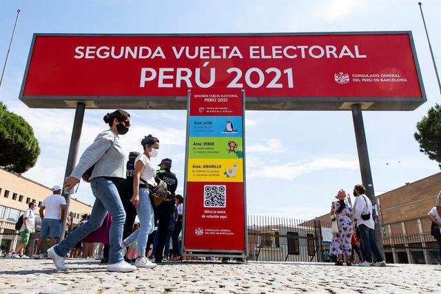 La comunidad peruana residente en Cataluña ejerce el voto en la segunda vuelta de las elecciones presidenciales de su país. (EFE/ Enric Fontcuberta).