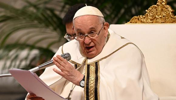 El papa Francisco pronuncia su homilía mientras preside la celebración de la Misa Crismal como parte de la Semana Santa el 6 de abril de 2023 en la basílica de San Pedro en el Vaticano (Foto: Andreas SOLARO / AFP)