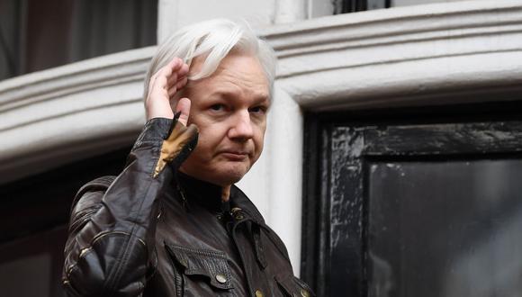 En esta foto de archivo tomada el 19 de mayo de 2017, el fundador de Wikileaks, Julian Assange, habla en el balcón de la Embajada de Ecuador en Londres. (AFP / Justin TALLIS).