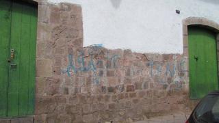 FOTOS: grafitis hechos en muros de plaza en el Cusco dañaron patrimonio cultural