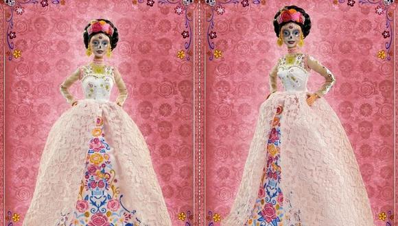 El proceso creativo de esta Barbie se basó en la tradición mexicana, donde el encaje es parte importante de la moda. Ella luce un vestido color palo rosa para el Día de Muertos. (Foto: Mattel)
