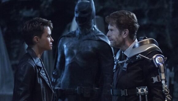 Hasta Bruce Wayne ha aparecido en el Arrowverse, aunque una versión poco esperada (Foto: The CW)