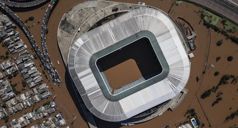 Fotografía aérea tomada con dron del estadio Arena do Grêmio este domingo, en la ciudad de Porto Alegre. (EFE/ Isaac Fontana).
