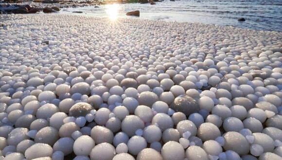 Esta muestra extraños ‘huevos de hielo’ que aparecieron en una playa de Finlandia y la imagen se hizo viral hoy en Facebook e Instagram. (Risto Mattila)