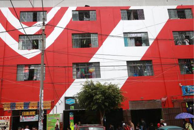 Los productos alusivos a la selección peruana son la sensación en el emporio comercial de Gamarra. Polos, camisetas, gorros, chalinas, llaveros, ropa interior y hasta prendas para mascotas se venden a precios módicos a pocas horas del Perú vs. Escocia. (Foto: Andina)