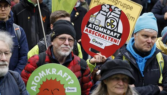 "Apaguen la energía nuclear", dice el cartel de estos manifestantes que, el sábado, celebraron en Munich que las tres plantas nucleares se desconectaran. (MICHAELA REHLE/EPA-EFE/REX/SHUTTERSTOCK).