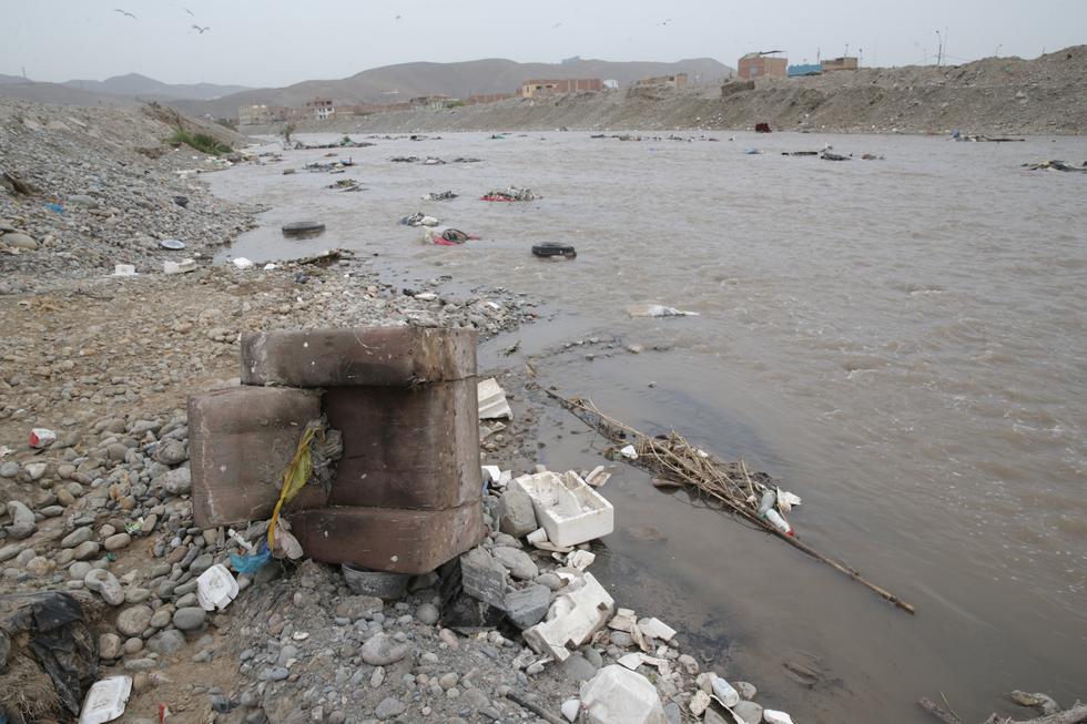 Los desechos en la desembocadura del Chillón viajan lentamente hacia la playa Márquez y al Océano Pacífico. (Fotografía: Alonso Chero)