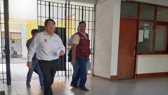 En agosto de este año la ex trabajadora del Gobierno Regional de Piura denunció que Torres Saravia (camisa azul) la había acosado sexualmente cuando ella laboraba en la entidad regional bajo sus órdenes (Foto: Ralph Zapata)