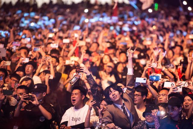 En Wuhan, donde en diciembre de 2019 surgió la pandemia de covid-19 que azota al mundo, miles de personas sin mascarilla cantaron y bailaron hombro con hombro en un festival de música al aire libre. (Foto: STR / AFP).