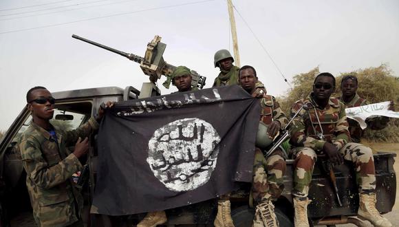 Soldados nigerianos sostienen una bandera de Boko Haram (REUTERS)