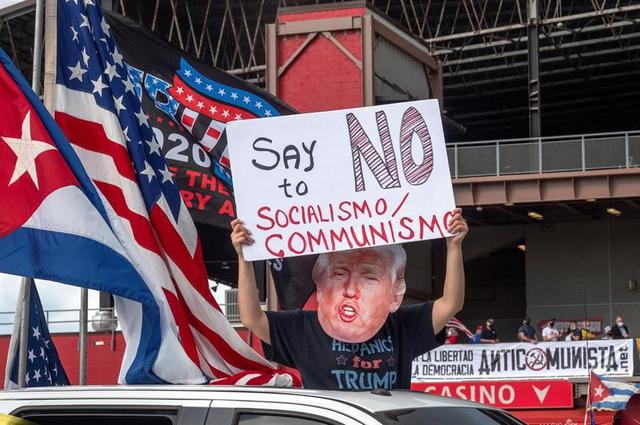 Miles de partidarios de Donald Trump participan en una caravana masiva denominada Caravana Anticomunista en Miami, Florida, Estados Unidos. (EFE / EPA / CRISTOBAL HERRERA-ULASHKEVICH).