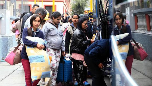Foto tomada en septiembre de 2018 en la que se ve a un grupo de migrantes venezolanos abordando un autobús para dirigirse al aeropuerto y retornar a su país desde Lima, Perú. (EFE/Ernesto Arias).