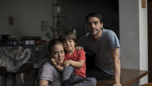 El chef junto a su esposa, la chef de Kjolle Pía León, y el hijo de ambos, Cristóbal. Entre la escuela virtual, los juegos en el huerto y la cocina del día a día, la familia afianza lazos y momentos juntos. (Foto: Anthony Niño de Guzman \ GEC)