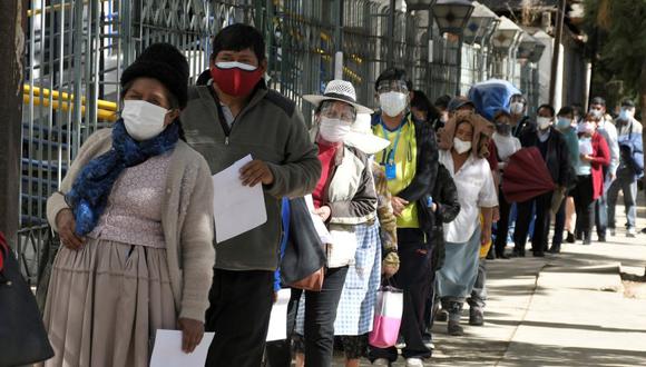 Personas hacen fila para vacunarse contra la covid-19 en Cochabamba (Bolivia). (Foto: EFE/Jorge Abrego).