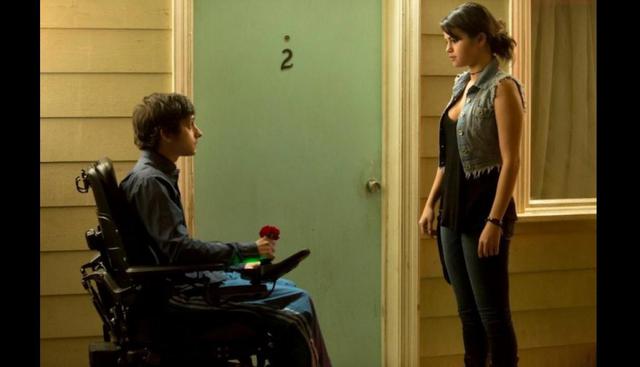 The Fundamentals of Caring. Mucho más que una película romántica. Cuenta la vida de Ben, un escritor ya retirado que decide dedicarse al cuidado de los enfermos. Su primer cliente es Trevor, un chico de 18 años que sufre de distrofia muscular. Juntos aprenderá a disfrutar de las cosas simples de la vida, mientras Trevor intenta conquistar a Dot, una chica rebelde interpretada por Selena Gómez. (Foto: Twitter/Manal_a)