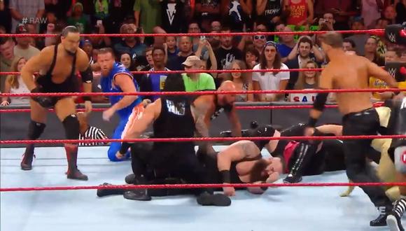 En WWE Raw, Roman Reigns, Samoa Joe y Braun Strowman no pudieron ser detenidos por varias superestrellas. (Foto: captura de video)