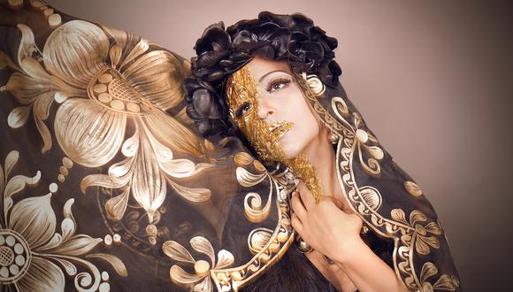 La soprano peruana Sylvia Falcón se transforma en oro, en la portada de su nuevo disco "Qori Koya". (Archivo personal)