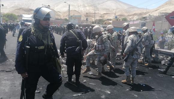 Las fuerzas del orden desbloquean puente Camaná, en Arequipa. (Foto: Mininter)