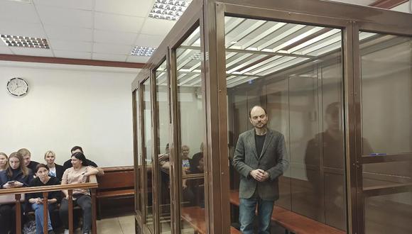 Una imagen proporcionada por el servicio de prensa de la ciudad de Moscú muestra al activista de la oposición rusa Vladimir Kara-Murza en la jaula durante el anuncio del veredicto en el tribunal de la ciudad de Moscú en Moscú, Rusia. (Foto: EFE/EPA/CORTE MUNICIPAL DE MOSCÚ PRENSA-SERVICIO)