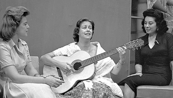 Granda durante una presentación en la televisión nacional. El registro pertenece al 16 de marzo de 1960 y se le ve cantando en el programa “Femenidades”, en el que entonces era Canal 9. (Archivo de El Comercio)