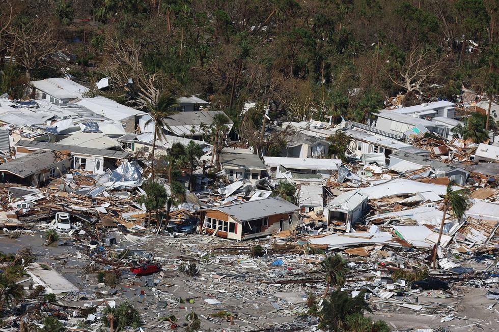 En una vista aérea, se ven los edificios dañados cuando el huracán Ian pasó por el área el 29 de septiembre de 2022 en Fort Myers Beach, Florida.