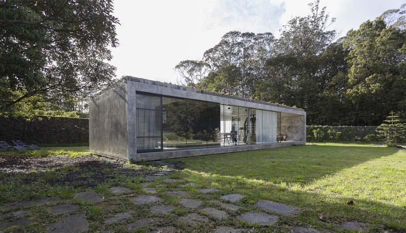 Esta casa, ubicada en Portugal, cuenta con 76 m2 y su estructura principal está hecha a base de hormigón. Tiene una forma de caja que contiene todos los ambientes. (Foto: ARCO mais)
